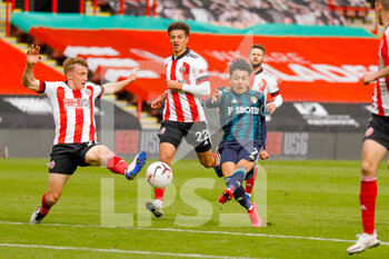 2020-09-27 - Leeds United midfielder Ian Poveda (7) shoots during the English championship Premier League football match between Sheffield United and Leeds United on September 27, 2020 at Bramall Lane in Sheffield, England - Photo Simon Davies / ProSportsImages / DPPI - SHEFFIELD UNITED VS LEEDS UNITED - ENGLISH PREMIER LEAGUE - SOCCER