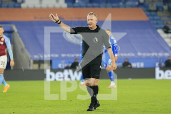 2020-10-18 - Referee Jonathan Moss during the English championship Premier League football match between Leicester City and Aston Villa on October 18, 2020 at the King Power Stadium in Leicester, England - Photo Jez Tighe / ProSportsImages / DPPI - LEICESTER CITY VS ASTON VILLA - ENGLISH PREMIER LEAGUE - SOCCER