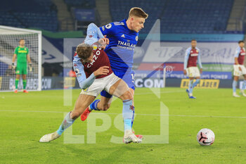 2020-10-18 - Harvey Barnes of Leicester City (15) is challenged by Matty Cash of Aston Villa (2) during the English championship Premier League football match between Leicester City and Aston Villa on October 18, 2020 at the King Power Stadium in Leicester, England - Photo Jez Tighe / ProSportsImages / DPPI - LEICESTER CITY VS ASTON VILLA - ENGLISH PREMIER LEAGUE - SOCCER