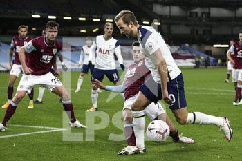 2020-10-26 - Burnley defender Matthew Lowton (2) gets the tackle on Tottenham Hotspur forward Harry Kane (10) during the English championship Premier League football match between Burnley and Tottenham Hotspur on October 26, 2020 at Turf Moor in Burnley, England - Photo Craig Galloway / ProSportsImages / DPPI - BURNLEY VS TOTTENHAM HOTSPUR - ENGLISH PREMIER LEAGUE - SOCCER
