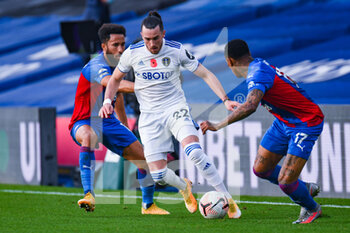 2020-11-07 - Leeds United midfielder Jack Harrison (22) escapes Crystal Palace defender Nathaniel Clyne (17) and Crystal Palace midfielder Andros Townsend (10) during the English championship Premier League football match between Crystal Palace and Leeds United on November 7, 2020 at Selhurst Park in London, England - Photo Malcolm Bryce / ProSportsImages / DPPI - CRYSTAL PALACE VS LEEDS UNITED - ENGLISH PREMIER LEAGUE - SOCCER