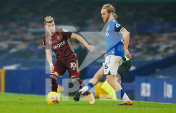 2020-11-28 - Tom Davies of Everton and Leeds United defender Ezgjan Alioski (10) during the English championship Premier League football match between Everton and Leeds United on November 28, 2020 at Goodison Park in Liverpool, England - Photo Simon Davies / ProSportsImages / DPPI - EVERTON VS LEEDS UNITED - ENGLISH PREMIER LEAGUE - SOCCER