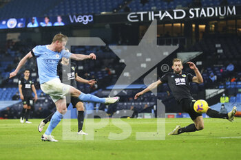 2020-11-28 - Manchester City midfielder Kevin De Bruyne (17) shoots and hits the post during the English championship Premier League football match between Manchester City and Burnley on November 28, 2020 at the Etihad Stadium in Manchester, England - Photo John Potts / ProSportsImages / DPPI - MANCHESTER CITY VS BURNLEY - ENGLISH PREMIER LEAGUE - SOCCER