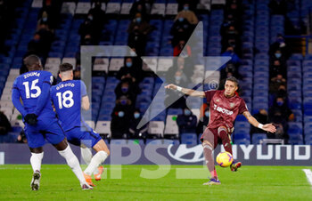 2020-12-05 - Leeds United forward Raphinha (18) shoots during the English championship Premier League football match between Chelsea and Leeds United on December 5, 2020 at Stamford Bridge in London, England - Photo Simon Davies / ProSportsImages / DPPI - CHELSEA VS LEEDS UNITED - ENGLISH PREMIER LEAGUE - SOCCER