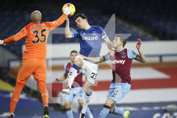 2021-01-01 - West Ham United goalkeeper Darren Randolph (35) punches clear from Everton defender Seamus Coleman (23) during the English championship Premier League football match between Everton and West Ham United on January 1, 2021 at Goodison Park in Liverpool, England - Photo Craig Galloway / ProSportsImages / DPPI - EVERTON AND WEST HAM UNITED - ENGLISH PREMIER LEAGUE - SOCCER