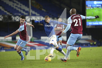2021-01-01 - Everton forward Richarlison (7) tries to go through between West Ham United midfielder Declan Rice (41) and West Ham United defender Angelo Ogbonna (21) during the English championship Premier League football match between Everton and West Ham United on January 1, 2021 at Goodison Park in Liverpool, England - Photo Craig Galloway / ProSportsImages / DPPI - EVERTON AND WEST HAM UNITED - ENGLISH PREMIER LEAGUE - SOCCER