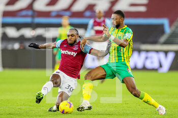 2021-01-19 - Michail Antonio (30) of West Ham United tussles with Semi Ajayi (6) of West Bromwich Albion during the English championship Premier League football match between West Ham United and West Bromwich Albion on January 19, 2021 at the London Stadium in London, England - Photo Nigel Keene / ProSportsImages / DPPI - WEST HAM UNITED AND WEST BROMWICH ALBION - ENGLISH PREMIER LEAGUE - SOCCER