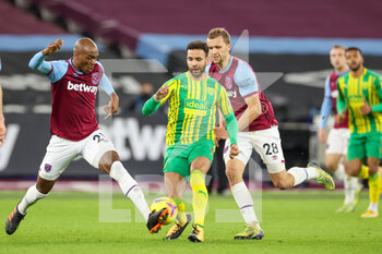 2021-01-19 - Angelo Ogbonna (21) of West Ham United battles with Hal Robson-Kanu (4) of West Bromwich Albion during the English championship Premier League football match between West Ham United and West Bromwich Albion on January 19, 2021 at the London Stadium in London, England - Photo Nigel Keene / ProSportsImages / DPPI - WEST HAM UNITED AND WEST BROMWICH ALBION - ENGLISH PREMIER LEAGUE - SOCCER