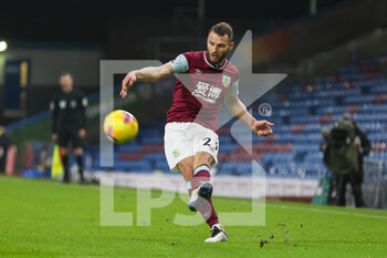 2021-01-27 - Burnley defender Erik Pieters (23) crosses the ball during the English championship Premier League football match between Burnley and Aston Villa on January 27, 2021 at Turf Moor in Burnley, England - Photo Kevin Warburton / A Moment in Sport / ProSportsImages / DPPI - BURNLEY AND ASTON VILLA - ENGLISH PREMIER LEAGUE - SOCCER