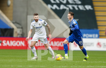 2021-01-31 - Leeds United defender Stuart Dallas (15) watches Leicester City midfielder James Maddison (10) during the English championship Premier League football match between Leicester City and Leeds United on January 31, 2021 at the King Power Stadium in Leicester, England - Photo Simon Davies / ProSportsImages / DPPI - LEICESTER CITY AND LEEDS UNITED - ENGLISH PREMIER LEAGUE - SOCCER
