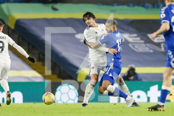 2021-02-03 - Leeds United defender Pascal Struijk (21) wrestles with Everton forward Joshua King (11) during the English championship Premier League football match between Leeds United and Everton on February 3, 2021 at Elland Road in Leeds, England - Photo Simon Davies / ProSportsImages / DPPI - LEEDS UNITED AND EVERTON - ENGLISH PREMIER LEAGUE - SOCCER