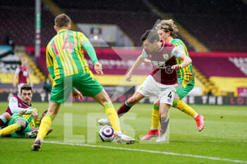 2021-02-20 - Burnley midfielder Jack Cork (4) in action during the English championship Premier League football match between Burnley and West Bromwich Albion on February 20, 2021 at Turf Moor in Burnley, England - Photo Malcolm Bryce / ProSportsImages / DPPI - BURNLEY AND WEST BROMWICH ALBION - ENGLISH PREMIER LEAGUE - SOCCER