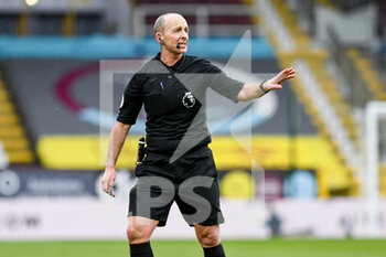 2021-02-20 - Mike Dean (Referee) during the English championship Premier League football match between Burnley and West Bromwich Albion on February 20, 2021 at Turf Moor in Burnley, England - Photo Malcolm Bryce / ProSportsImages / DPPI - BURNLEY AND WEST BROMWICH ALBION - ENGLISH PREMIER LEAGUE - SOCCER
