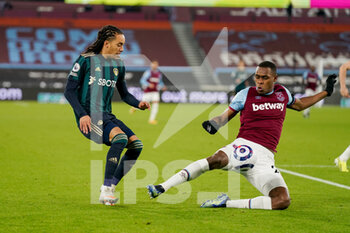 2021-03-08 - Leeds United forward Helder Costa (17) and Issa Diop of West Ham during the English championship Premier League football match between West Ham United and Leeds United on March 8, 2021 at the London Stadium in London, England - Photo Malcolm Bryce / ProSportsImages / DPPI - WEST HAM UNITED AND LEEDS UNITED - ENGLISH PREMIER LEAGUE - SOCCER
