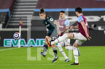 2021-03-08 - Leeds United midfielder Kalvin Phillips (23) and Jesse Lingard, Declan Rice of West Ham during the English championship Premier League football match between West Ham United and Leeds United on March 8, 2021 at the London Stadium in London, England - Photo Malcolm Bryce / ProSportsImages / DPPI - WEST HAM UNITED AND LEEDS UNITED - ENGLISH PREMIER LEAGUE - SOCCER