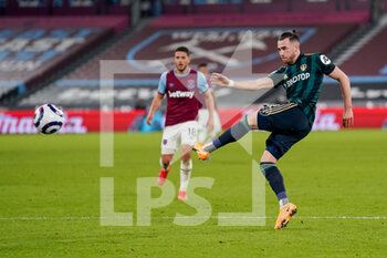 2021-03-08 - Leeds United midfielder Jack Harrison (22) takes a shot during the English championship Premier League football match between West Ham United and Leeds United on March 8, 2021 at the London Stadium in London, England - Photo Malcolm Bryce / ProSportsImages / DPPI - WEST HAM UNITED AND LEEDS UNITED - ENGLISH PREMIER LEAGUE - SOCCER
