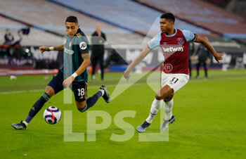 2021-03-08 - Leeds United forward Raphinha (18) and West Ham United defender Ben Johnson (31) during the English championship Premier League football match between West Ham United and Leeds United on March 8, 2021 at the London Stadium in London, England - Photo Simon Davies / ProSportsImages / DPPI - WEST HAM UNITED AND LEEDS UNITED - ENGLISH PREMIER LEAGUE - SOCCER