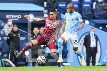 2021-04-10 - Leeds United forward Raphinha (18) and Manchester City midfielder Fernandinho (25) during the English championship Premier League football match between Manchester City and Leeds United on April 10, 2021 at the Etihad Stadium in Manchester, England - Photo Malcolm Bryce / ProSportsImages / DPPI - MANCHESTER CITY AND LEEDS UNITED - ENGLISH PREMIER LEAGUE - SOCCER