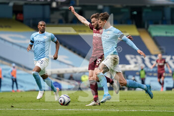 2021-04-10 - Leeds United defender Stuart Dallas (15) scores a goal to make the score 1-2 during the English championship Premier League football match between Manchester City and Leeds United on April 10, 2021 at the Etihad Stadium in Manchester, England - Photo Malcolm Bryce / ProSportsImages / DPPI - MANCHESTER CITY AND LEEDS UNITED - ENGLISH PREMIER LEAGUE - SOCCER