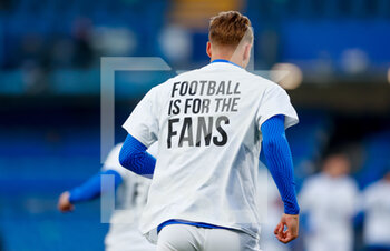 2021-04-20 - Brighton and Hove Albion defender Dan Burn (33) warming up wearing his ?Earn it? t-shirt during the English championship Premier League football match between Chelsea and Brighton and Hove Albion on April 20, 2021 at Stamford Bridge in London, England - Photo Simon Davies / ProSportsImages / DPPI - CHELSEA VS BRIGHTON AND HOVE ALBION - ENGLISH PREMIER LEAGUE - SOCCER