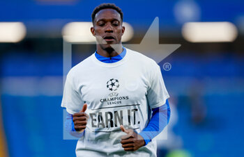 2021-04-20 - Brighton and Hove Albion striker Danny Welbeck (18) warming up wearing his ?Earn it? t-shirt during the English championship Premier League football match between Chelsea and Brighton and Hove Albion on April 20, 2021 at Stamford Bridge in London, England - Photo Simon Davies / ProSportsImages / DPPI - CHELSEA VS BRIGHTON AND HOVE ALBION - ENGLISH PREMIER LEAGUE - SOCCER