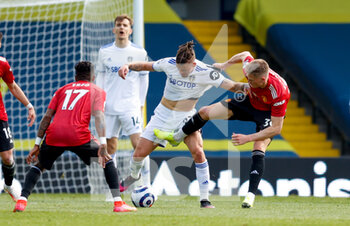 2021-04-25 - Leeds United midfielder Kalvin Phillips (23) shirt is held by Manchester United midfielder Scott McTominay (39) during the English championship Premier League football match between Leeds United and Manchester United on April 25, 2021 at Elland Road in Leeds, England - Photo Simon Davies / ProSportsImages / DPPI - LEEDS UNITED VS MANCHESTER UNITED - ENGLISH PREMIER LEAGUE - SOCCER