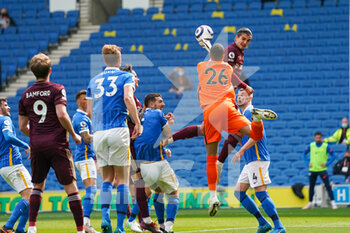 2021-05-01 - Leeds United defender Pascal Struijk (21) headers the ball above Brighton and Hove Albion goalkeeper Robert Sanchez (26) during the English championship Premier League football match between Brighton and Hove Albion and Leeds United on May 1, 2021 at the American Express Community Stadium in Brighton and Hove, England - Photo Malcolm Bryce / ProSportsImages / DPPI - BRIGHTON AND HOVE ALBION VS LEEDS UNITED - ENGLISH PREMIER LEAGUE - SOCCER