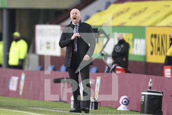 2021-05-03 - Burnley Manager Sean Dyche shouts instructions during the English championship Premier League football match between Burnley and West Ham United on May 3, 2021 at Turf Moor in Burnley, England - Photo Craig Galloway / ProSportsImages / DPPI - BURNLEY VS WEST HAM UNITED - ENGLISH PREMIER LEAGUE - SOCCER