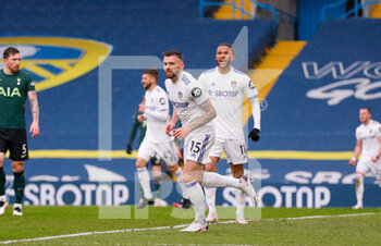 2021-05-08 - Leeds United defender Stuart Dallas (15) scores a goal and celebrates to make the score 1-0 during the English championship Premier League football match between Leeds United and Tottenham Hotspur on May 8, 2021 at Elland Road in Leeds, England - Photo Simon Davies / ProSportsImages / DPPI - LEEDS UNITED VS TOTTENHAM HOTSPUR - ENGLISH PREMIER LEAGUE - SOCCER