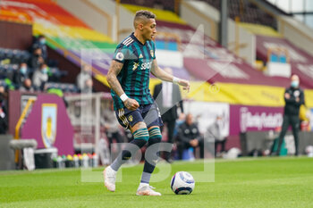 2021-05-15 - Leeds United forward Raphinha (18) in action during the English championship Premier League football match between Burnley and Leeds United on May 15, 2021 at Turf Moor in Burnley, England - Photo Malcolm Bryce / ProSportsImages / DPPI - BURNLEY VS LEEDS UNITED - ENGLISH PREMIER LEAGUE - SOCCER