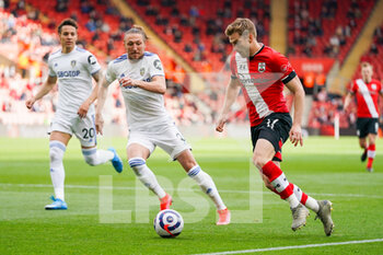 2021-05-18 - Southampton midfielder Stuart Armstrong (17) and Leeds United defender Luke Ayling (2) during the English championship Premier League football match between Southampton and Leeds United on May 18, 2021 at the St Mary's Stadium in Southampton, England - Photo Malcolm Bryce / ProSportsImages / DPPI - SOUTHAMPTON VS LEEDS UNITED - ENGLISH PREMIER LEAGUE - SOCCER