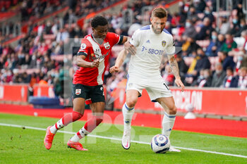 2021-05-18 - Leeds United defender Stuart Dallas (15) and Southampton midfielder Nathan Tella (23) in action during the English championship Premier League football match between Southampton and Leeds United on May 18, 2021 at the St Mary's Stadium in Southampton, England - Photo Malcolm Bryce / ProSportsImages / DPPI - SOUTHAMPTON VS LEEDS UNITED - ENGLISH PREMIER LEAGUE - SOCCER