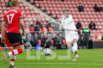 2021-05-18 - Leeds United defender Pascal Struijk (21) takes a shot during the English championship Premier League football match between Southampton and Leeds United on May 18, 2021 at the St Mary's Stadium in Southampton, England - Photo Malcolm Bryce / ProSportsImages / DPPI - SOUTHAMPTON VS LEEDS UNITED - ENGLISH PREMIER LEAGUE - SOCCER