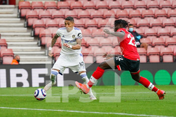 2021-05-18 - Leeds United forward Raphinha (18) and Mohammed Salisu of Southampton during the English championship Premier League football match between Southampton and Leeds United on May 18, 2021 at the St Mary's Stadium in Southampton, England - Photo Malcolm Bryce / ProSportsImages / DPPI - SOUTHAMPTON VS LEEDS UNITED - ENGLISH PREMIER LEAGUE - SOCCER