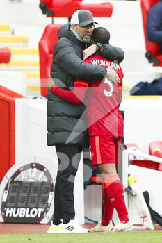 2021-05-23 - Liverpool midfielder Georginio Wijnaldum (5) gets a massive hug from Liverpool Manager Jurgen Klopp as he leaves the Anfield pitch for the last time during the English championship Premier League football match between Liverpool and Crystal Palace on May 23, 2021 at Anfield in Liverpool, England - Photo Craig Galloway / ProSportsImages / DPPI - LIVERPOOL VS CRYSTAL PALACE - ENGLISH PREMIER LEAGUE - SOCCER