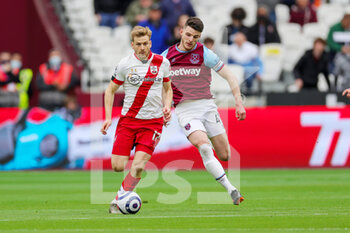 2021-05-23 - Southampton midfielder Stuart Armstrong (17) battles with West Ham United midfielder Declan Rice (41) during the English championship Premier League football match between West Ham United and Southampton on May 23, 2021 at the London Stadium in London, England - Photo Nigel Keene / ProSportsImages / DPPI - WEST HAM UNITED VS SOUTHAMPTON - ENGLISH PREMIER LEAGUE - SOCCER