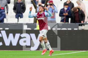 2021-05-23 - West Ham United midfielder Pablo Fornals (18) scores a goal and celebrates 2-0 during the English championship Premier League football match between West Ham United and Southampton on May 23, 2021 at the London Stadium in London, England - Photo Nigel Keene / ProSportsImages / DPPI - WEST HAM UNITED VS SOUTHAMPTON - ENGLISH PREMIER LEAGUE - SOCCER