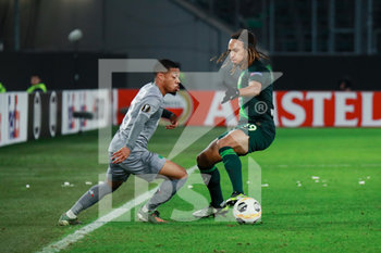 2019-12-12 - #19 Kevin Mbabu contrasta #18 Arnaud Nordin - VFL WOLFSBURG VS AS SAINT-ÉTIENNE - UEFA EUROPA LEAGUE - SOCCER