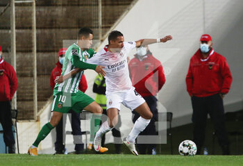 2020-10-01 - Diego Lopes of Rio Ave in action with Ismael Bennacer of Milan during the Europa League match between Rio Ave FC and AC Milan at Estadio dos Arcos, Vila do Conde, Portugal on 1 October 2020. - RIO AVE FC VS AC MILAN - UEFA EUROPA LEAGUE - SOCCER