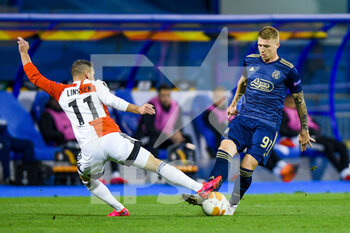 2020-10-22 - Kristijan Jakic of Dinamo Zagreb and Bryan Linssen of Feyenoord during the UEFA Europa League, Group Stage, Group K football match between Dinamo Zagreb and Feyenoord Rotterdam on October 22, 2020 at Maksimir stadium in Zagreb, Croatia - Photo Yannick Verhoeven / Parallax Pictures / Orange Pictures / DPPI - DINAMO ZAGREB VS FEYENOORD ROTTERDAM - UEFA EUROPA LEAGUE - SOCCER