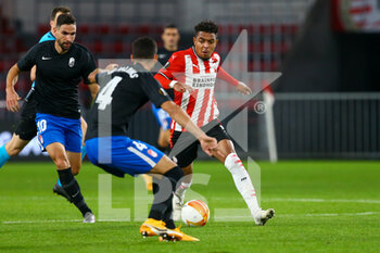 2020-10-22 - Donyell Malen of PSV Eindhoven and Maxime Gonalons of Granada during the UEFA Europa League, Group Stage, Group E football match between PSV Eindhoven and Granada CF on October 22, 2020 at Philips Stadion in Eindhoven, Netherlands - Photo Perry van de Leuvert / Orange Pictures / DPPI - PSV EINDHOVEN VS GRANADA CF - UEFA EUROPA LEAGUE - SOCCER