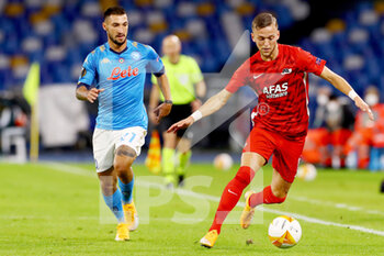 2020-10-22 - Jesper Karlsson of AZ, Matteo Politano of Napoli during the UEFA Europa League, Group Stage, Group F football match between SSC Napoli and AZ Alkmaar on October 22, 2020 at Stadio San Paolo in Naples, Italy - Photo Marcel ter Bals / Orange Pictures / DPPI - SSC NAPOLI VS AZ ALKMAAR - UEFA EUROPA LEAGUE - SOCCER