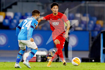 2020-10-22 - Yukinari Sugawara of AZ and Lorenzo Insigne of Napoli during the UEFA Europa League, Group Stage, Group F football match between SSC Napoli and AZ Alkmaar on October 22, 2020 at Stadio San Paolo in Naples, Italy - Photo Marcel ter Bals / Orange Pictures / DPPI - SSC NAPOLI VS AZ ALKMAAR - UEFA EUROPA LEAGUE - SOCCER