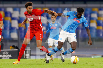 2020-10-22 - Tiemoue Bakayoko of Napoli and Calvin Stengs of AZ during the UEFA Europa League, Group Stage, Group F football match between SSC Napoli and AZ Alkmaar on October 22, 2020 at Stadio San Paolo in Naples, Italy - Photo Marcel ter Bals / Orange Pictures / DPPI - SSC NAPOLI VS AZ ALKMAAR - UEFA EUROPA LEAGUE - SOCCER