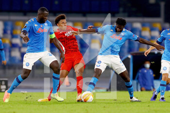 2020-10-22 - Calvin Stengs of AZ and Kalidou Koulibaly, Tiemoue Bakayoko of Napoli during the UEFA Europa League, Group Stage, Group F football match between SSC Napoli and AZ Alkmaar on October 22, 2020 at Stadio San Paolo in Naples, Italy - Photo Marcel ter Bals / Orange Pictures / DPPI - SSC NAPOLI VS AZ ALKMAAR - UEFA EUROPA LEAGUE - SOCCER