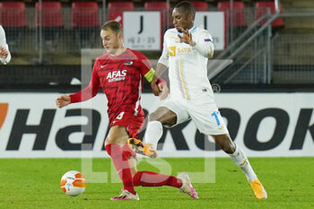 2020-10-29 - Teun Koopmeiners of AZ, Luka Menalo of HNK Rijeka during the UEFA Europa League, Group Stage, Group F football match between AZ Alkmaar and HNK Rijeka on October 29, 2020 at Afas Stadium in Eindhoven, The Netherlands - Photo Henk Seppen / Orange Pictures / DPPI - AZ ALKMAAR VS HNK RIJEKA - UEFA EUROPA LEAGUE - SOCCER