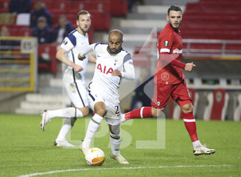 2020-10-29 - Lucas Moura of Tottenham, Jeremy Gelin of Antwerp during the UEFA Europa League, Group Stage, Group J football match between Royal Antwerp and Tottenham Hotspur on October 29, 2020 at Bosuilstadion in Antwerp, Belgium - Photo Jean Catuffe / DPPI - ROYAL ANTWERP VS TOTTENHAM HOTSPUR - UEFA EUROPA LEAGUE - SOCCER