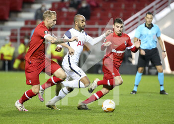2020-10-29 - Lucas Moura of Tottenham between Ritchie De Laet and Jeremy Gelin of Antwerp during the UEFA Europa League, Group Stage, Group J football match between Royal Antwerp and Tottenham Hotspur on October 29, 2020 at Bosuilstadion in Antwerp, Belgium - Photo Jean Catuffe / DPPI - ROYAL ANTWERP VS TOTTENHAM HOTSPUR - UEFA EUROPA LEAGUE - SOCCER