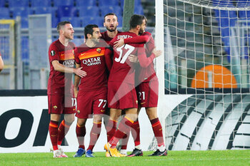 2020-11-05 - Henrikh Mkhitaryan of Roma celebrates with his teammates after scoring 1-0 goal during the UEFA Europa League, Group Stage, Group A football match between AS Roma and CFR Cluj on November 5, 2020 at Stadio Olimpico in Rome, Italy - Photo Federico Proietti / DPPI - AS ROMA VS CFR CLUJ - UEFA EUROPA LEAGUE - SOCCER