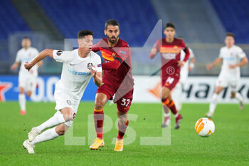 2020-11-05 - Mario Rondon of Cluj (L) vies for the ball with Leonardo Spinazzola of Roma (R) during the UEFA Europa League, Group Stage, Group A football match between AS Roma and CFR Cluj on November 5, 2020 at Stadio Olimpico in Rome, Italy - Photo Federico Proietti / DPPI - AS ROMA VS CFR CLUJ - UEFA EUROPA LEAGUE - SOCCER